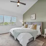Stylish Phoenix Suite By Zenia Stays - Central & Cozy Escape